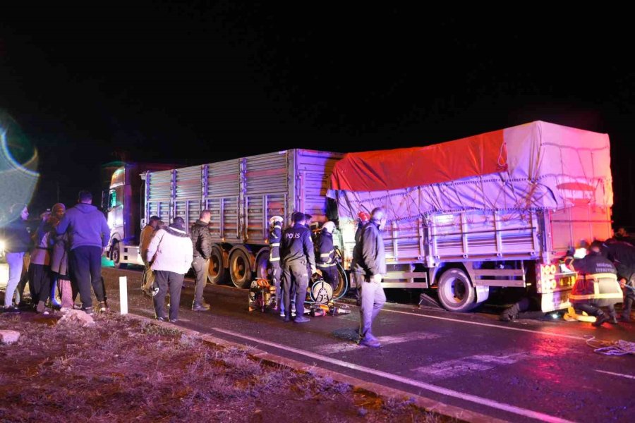 Niğde’de Kamyonet Tıra Arkadan Çarptı: 1 Ağır Yaralı