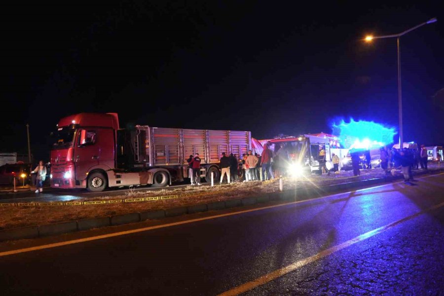 Niğde’de Kamyonet Tıra Arkadan Çarptı: 1 Ağır Yaralı