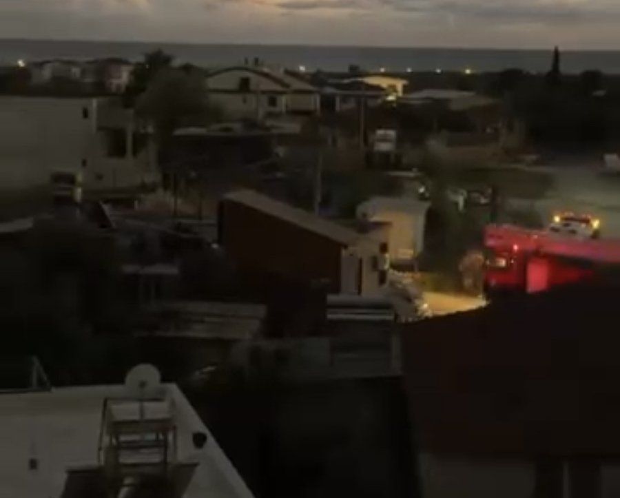 Antalya’da İki Katlı Evin Çatısı Alevlere Teslim Oldu