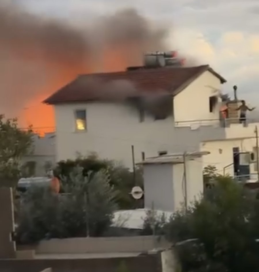 Antalya’da İki Katlı Evin Çatısı Alevlere Teslim Oldu