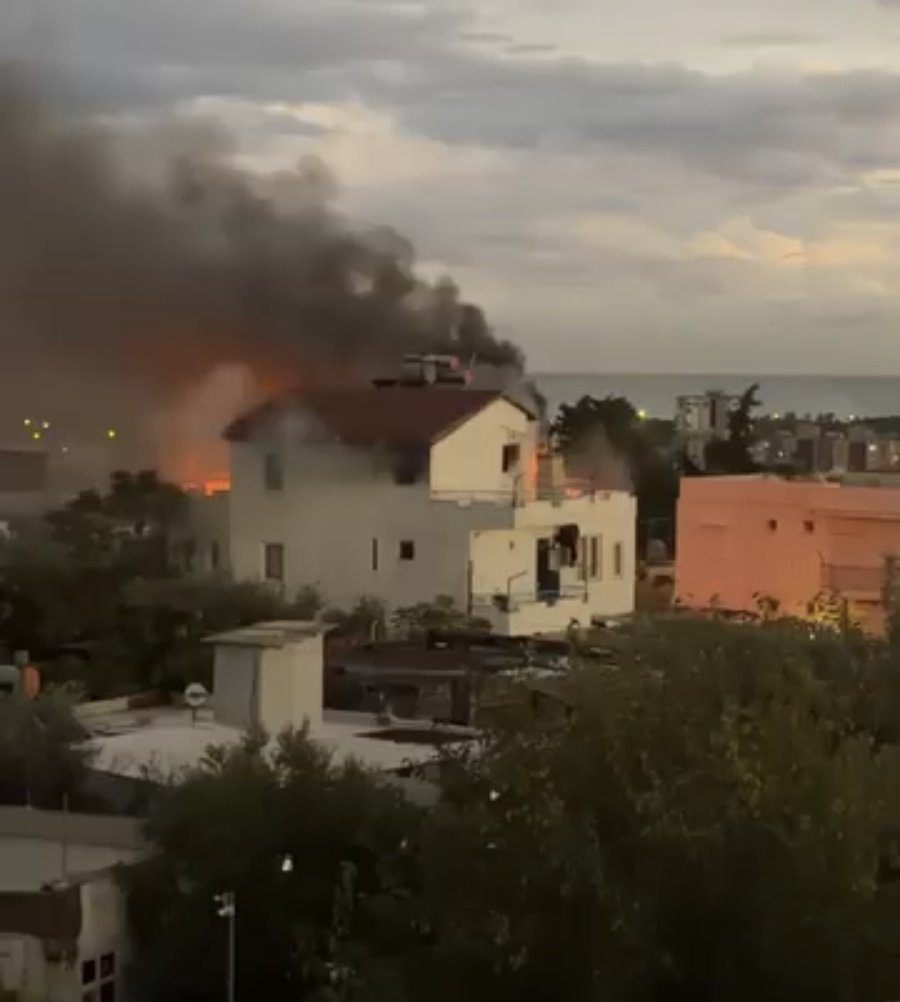 Antalya’da İki Katlı Evin Çatısı Alevlere Teslim Oldu