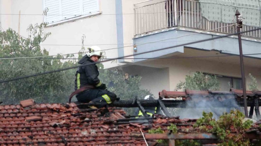Benzin İle Ocakta Odun Yakmak İsterken Evi Yaktı