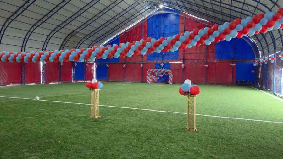 Trabzonspor Sevdalısı Köye Bordo-mavi Renklerle Halı Saha Yapıldı