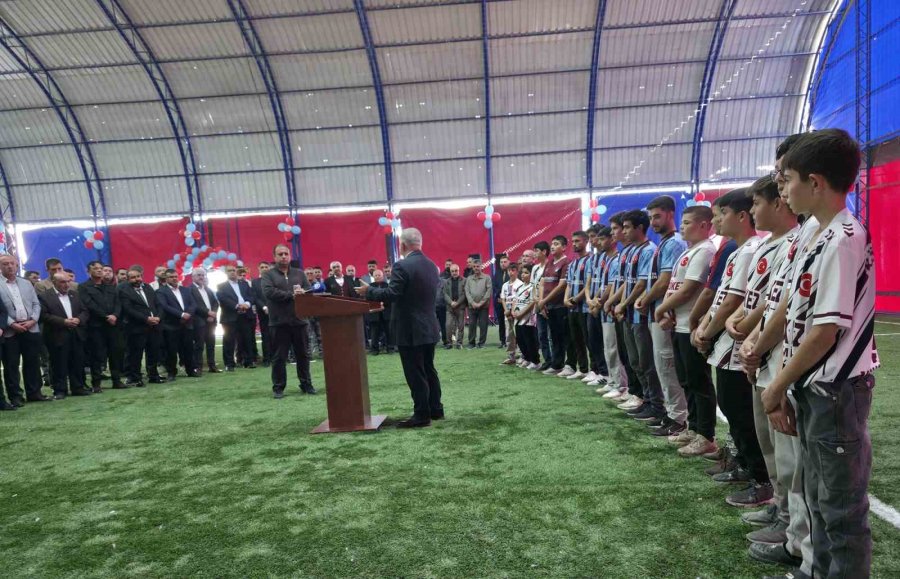 Trabzonspor Sevdalısı Köye Bordo-mavi Renklerle Halı Saha Yapıldı