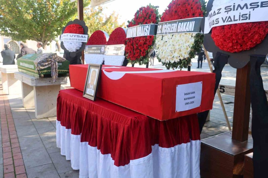 Hayatını Kaybeden Muratpaşa Kaymakamı Toprağa Verildi