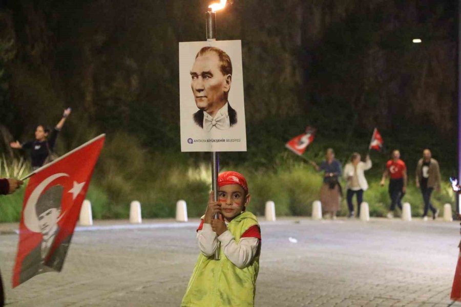 Antalya 30 Ekim’de De Cumhuriyeti Kutladı: 400 Metrelik Dev Bayrakla Fener Alayı Düzenlendi
