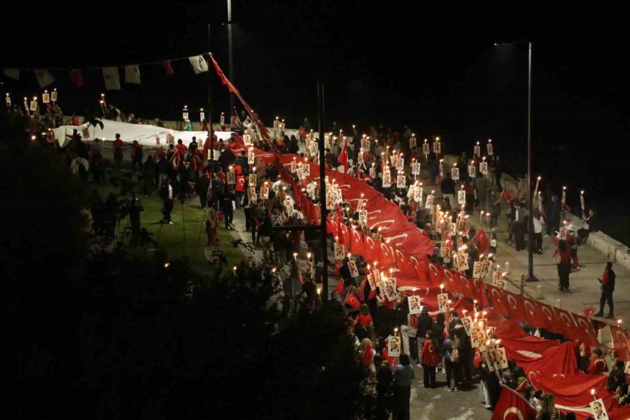Antalya 30 Ekim’de De Cumhuriyeti Kutladı: 400 Metrelik Dev Bayrakla Fener Alayı Düzenlendi