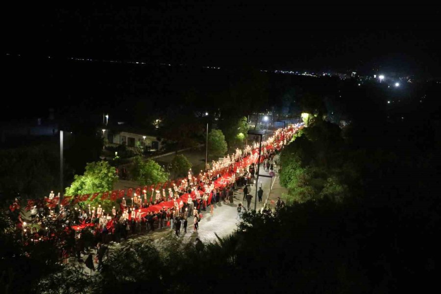 Antalya 30 Ekim’de De Cumhuriyeti Kutladı: 400 Metrelik Dev Bayrakla Fener Alayı Düzenlendi