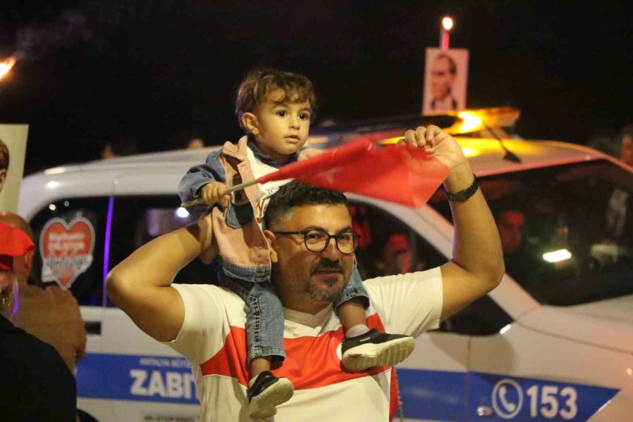 Antalya 30 Ekim’de De Cumhuriyeti Kutladı: 400 Metrelik Dev Bayrakla Fener Alayı Düzenlendi