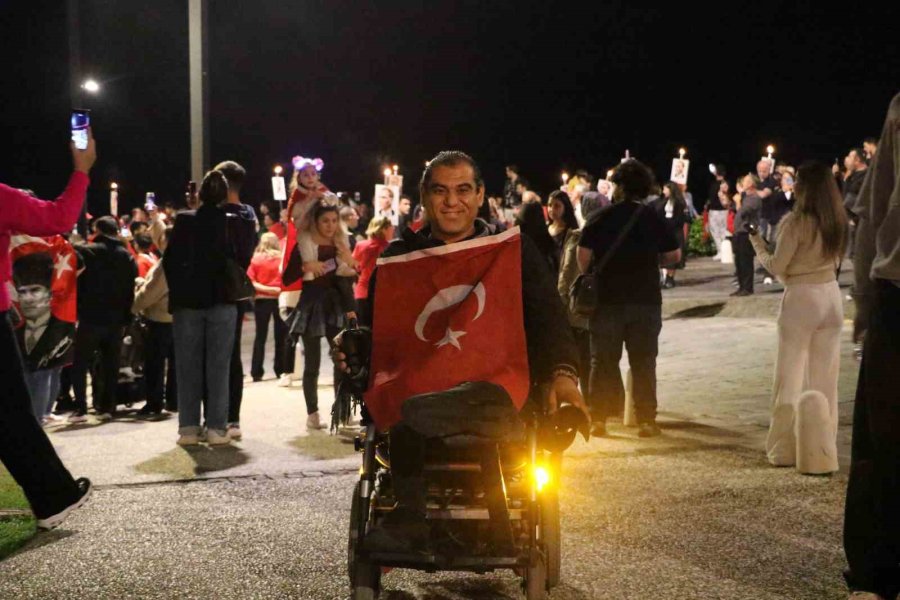 Antalya 30 Ekim’de De Cumhuriyeti Kutladı: 400 Metrelik Dev Bayrakla Fener Alayı Düzenlendi