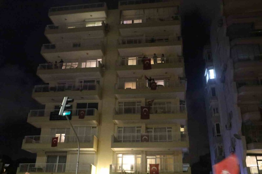 Antalya 30 Ekim’de De Cumhuriyeti Kutladı: 400 Metrelik Dev Bayrakla Fener Alayı Düzenlendi