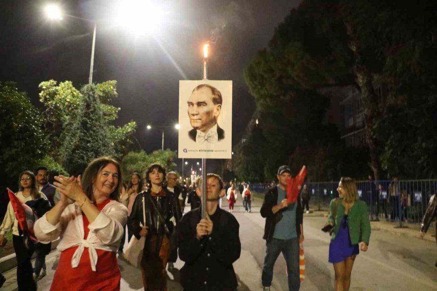 Antalya 30 Ekim’de De Cumhuriyeti Kutladı: 400 Metrelik Dev Bayrakla Fener Alayı Düzenlendi