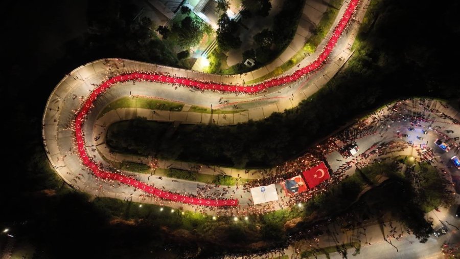 Antalya 30 Ekim’de De Cumhuriyeti Kutladı: 400 Metrelik Dev Bayrakla Fener Alayı Düzenlendi
