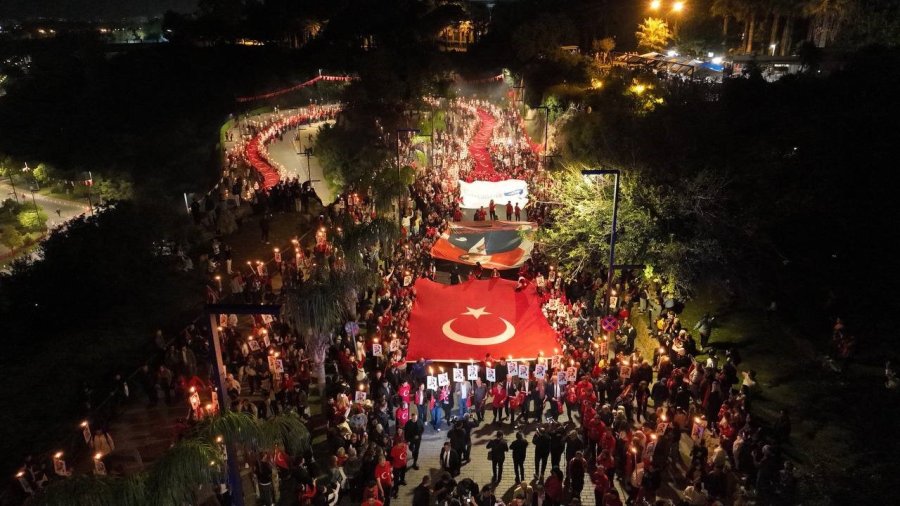 Antalya 30 Ekim’de De Cumhuriyeti Kutladı: 400 Metrelik Dev Bayrakla Fener Alayı Düzenlendi