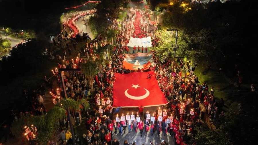 Antalya 30 Ekim’de De Cumhuriyeti Kutladı: 400 Metrelik Dev Bayrakla Fener Alayı Düzenlendi