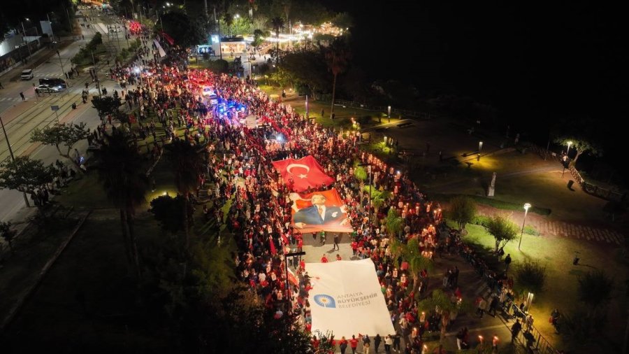 Antalya 30 Ekim’de De Cumhuriyeti Kutladı: 400 Metrelik Dev Bayrakla Fener Alayı Düzenlendi