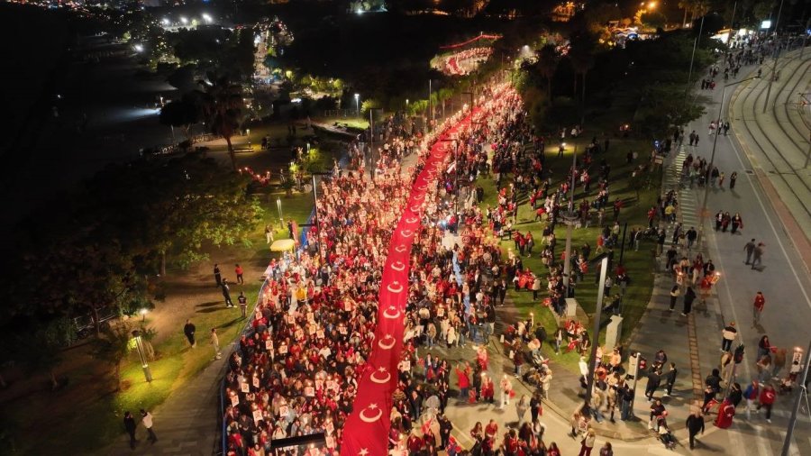 Antalya 30 Ekim’de De Cumhuriyeti Kutladı: 400 Metrelik Dev Bayrakla Fener Alayı Düzenlendi