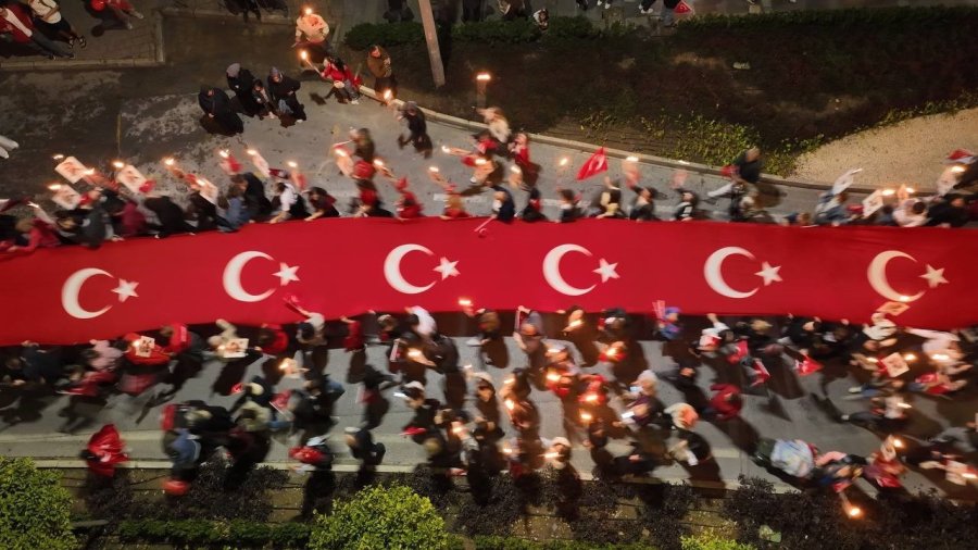 Antalya 30 Ekim’de De Cumhuriyeti Kutladı: 400 Metrelik Dev Bayrakla Fener Alayı Düzenlendi
