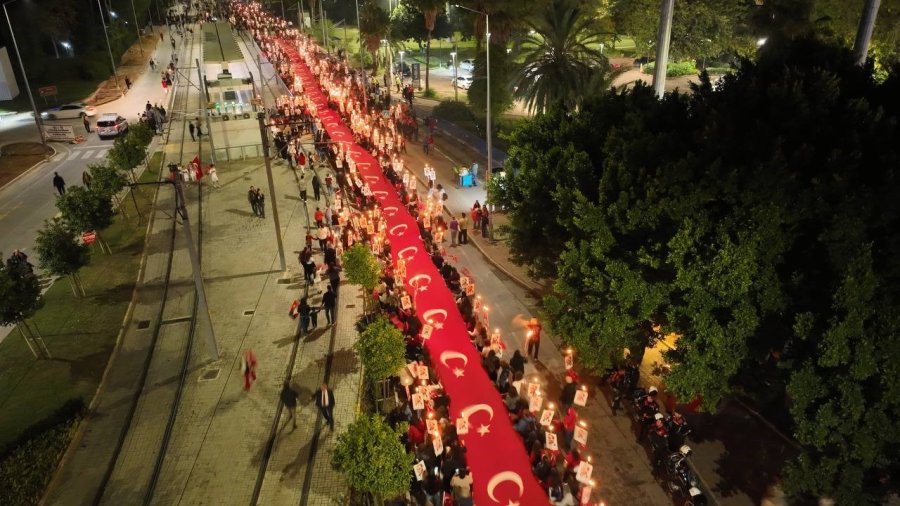 Antalya 30 Ekim’de De Cumhuriyeti Kutladı: 400 Metrelik Dev Bayrakla Fener Alayı Düzenlendi