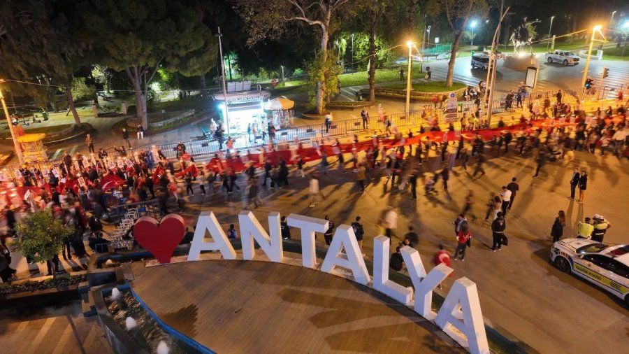 Antalya 30 Ekim’de De Cumhuriyeti Kutladı: 400 Metrelik Dev Bayrakla Fener Alayı Düzenlendi