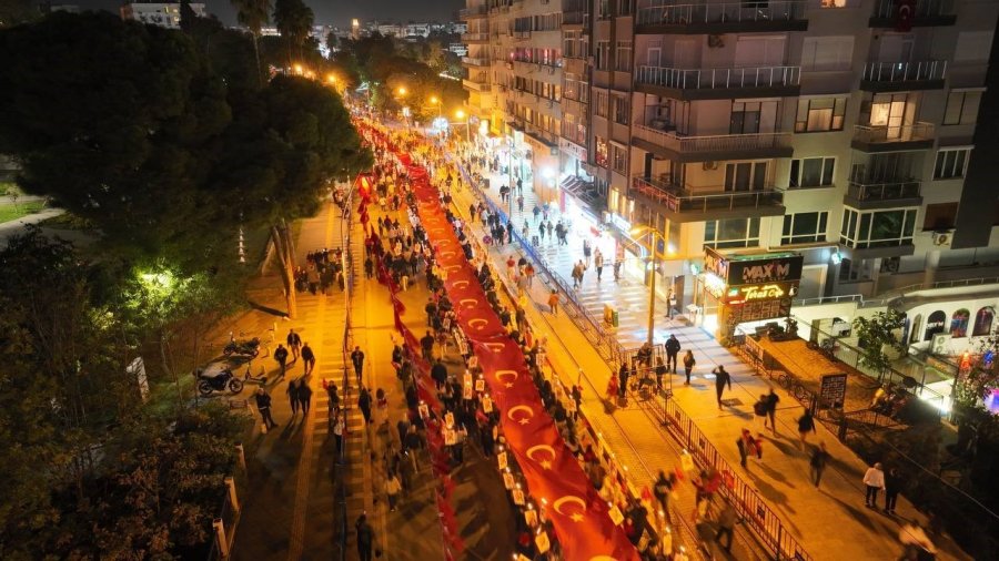 Antalya 30 Ekim’de De Cumhuriyeti Kutladı: 400 Metrelik Dev Bayrakla Fener Alayı Düzenlendi