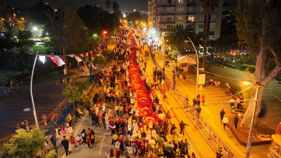 Antalya 30 Ekim’de De Cumhuriyeti Kutladı: 400 Metrelik Dev Bayrakla Fener Alayı Düzenlendi