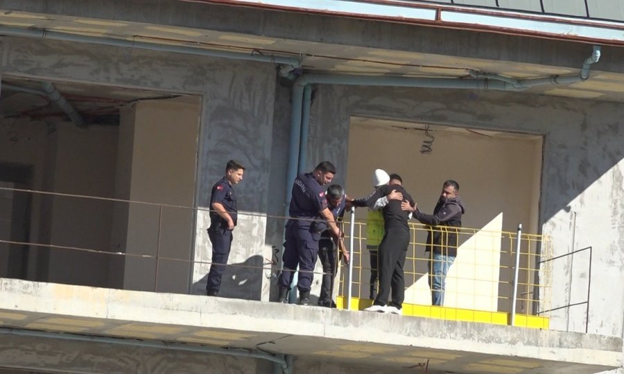 Alanya’da İnşaatın Balkonuna Çıkan İşçiyi Arkadaşı İkna Etti