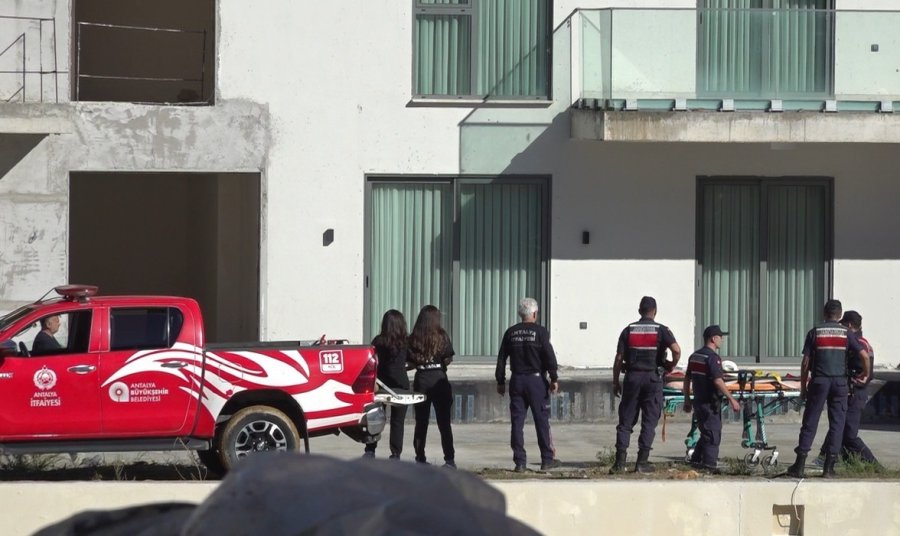 Alanya’da İnşaatın Balkonuna Çıkan İşçiyi Arkadaşı İkna Etti