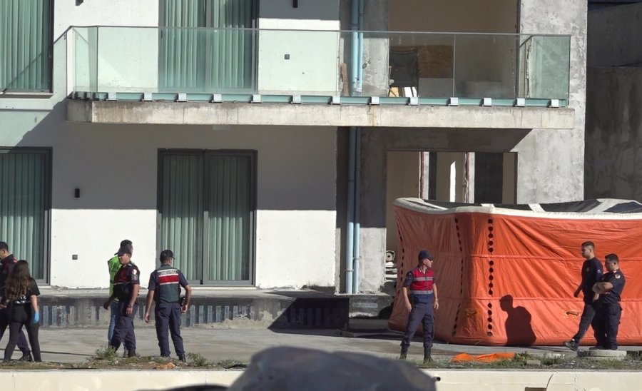 Alanya’da İnşaatın Balkonuna Çıkan İşçiyi Arkadaşı İkna Etti