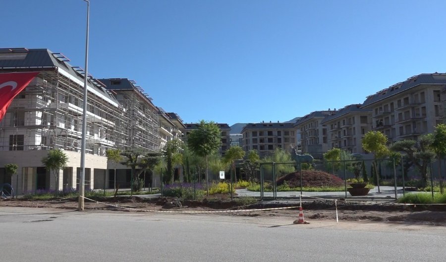 Alanya’da İnşaatın Balkonuna Çıkan İşçiyi Arkadaşı İkna Etti