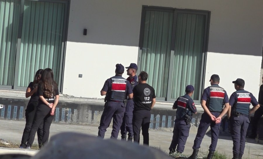 Alanya’da İnşaatın Balkonuna Çıkan İşçiyi Arkadaşı İkna Etti