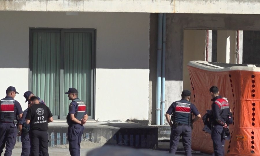 Alanya’da İnşaatın Balkonuna Çıkan İşçiyi Arkadaşı İkna Etti