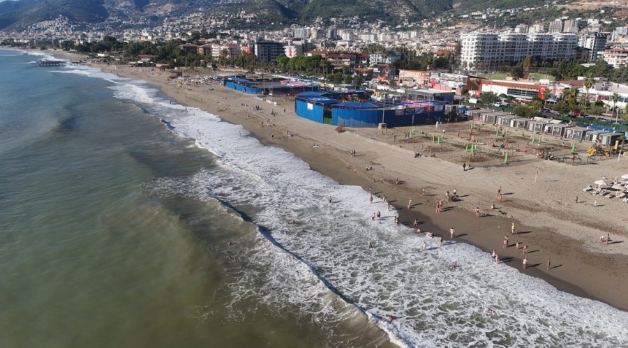 Alanya’da Yağmurun Ardından Güneş Yüzünü Gösterdi Sahiller Doldu