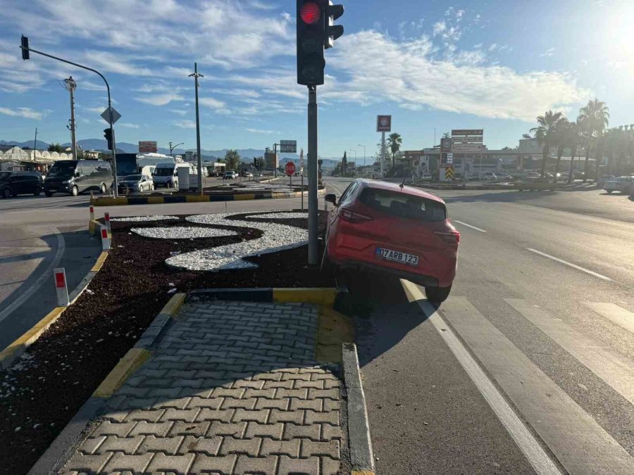 Serik’te İki Otomobil Çarpıştı: 1 Yaralı