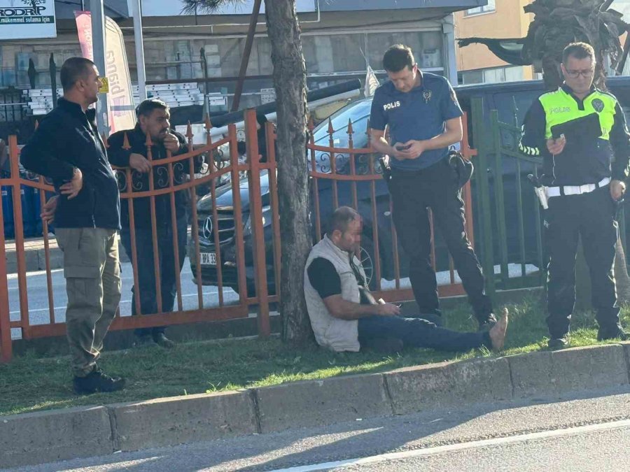 Otomobilin Çarptığı Yaşlı Adama İlk Müdahale Yoldan Geçen Doktor Belediye Başkanından Geldi
