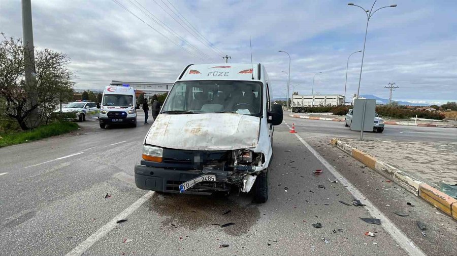 Karaman’da Minibüsle Otomobil Çarpıştı: 1 Yaralı