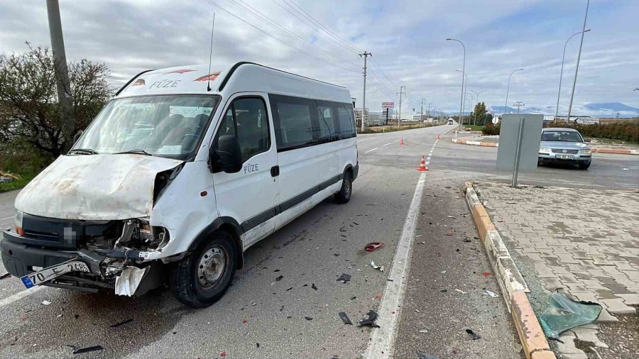 Karaman’da Minibüsle Otomobil Çarpıştı: 1 Yaralı