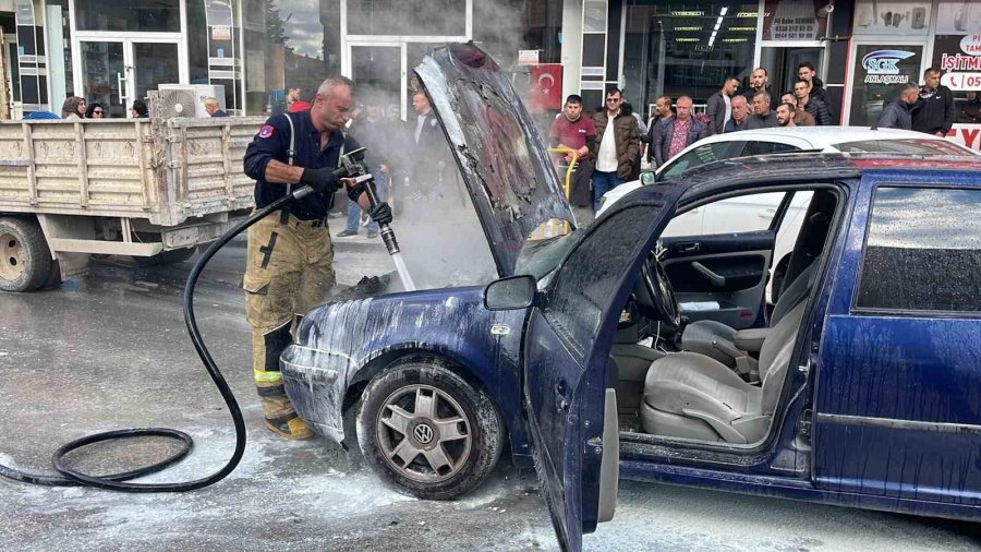 Karaman’da Seyir Halindeki Otomobil Alev Aldı