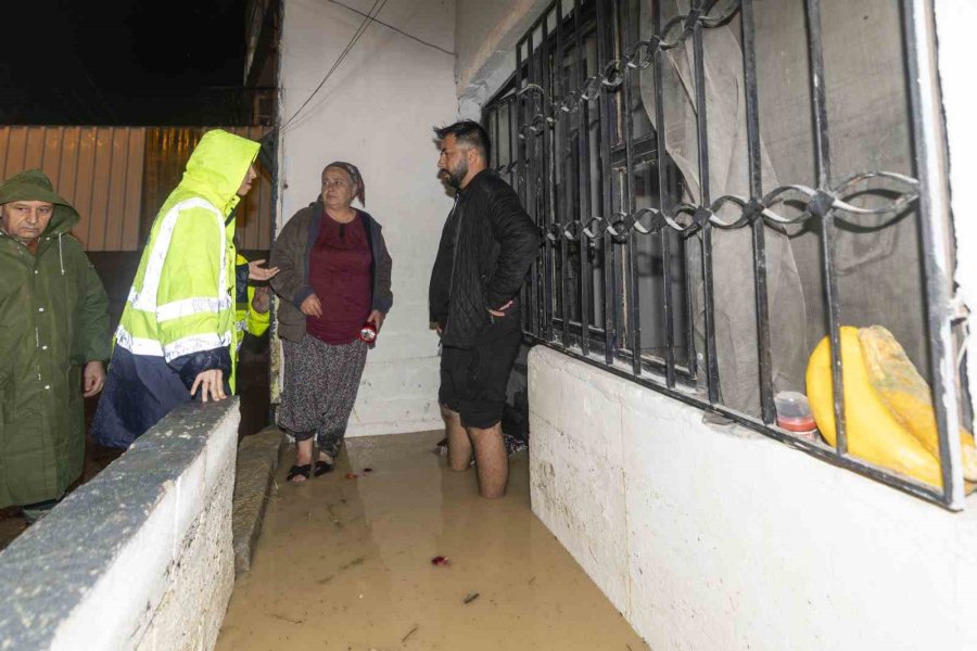 Başkan Vekili Genç, Aşırı Yağıştan Etkilenen Mahallelerde İncelemelerde Bulundu