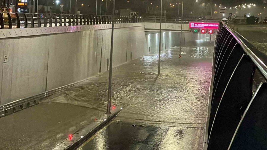 Mersin Yağmura Teslim: Sokaklar Göl Oldu, Evleri Su Bastı, Araçlar Yolda Kaldı