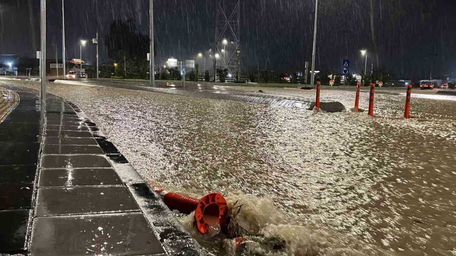 Mersin Yağmura Teslim: Sokaklar Göl Oldu, Evleri Su Bastı, Araçlar Yolda Kaldı