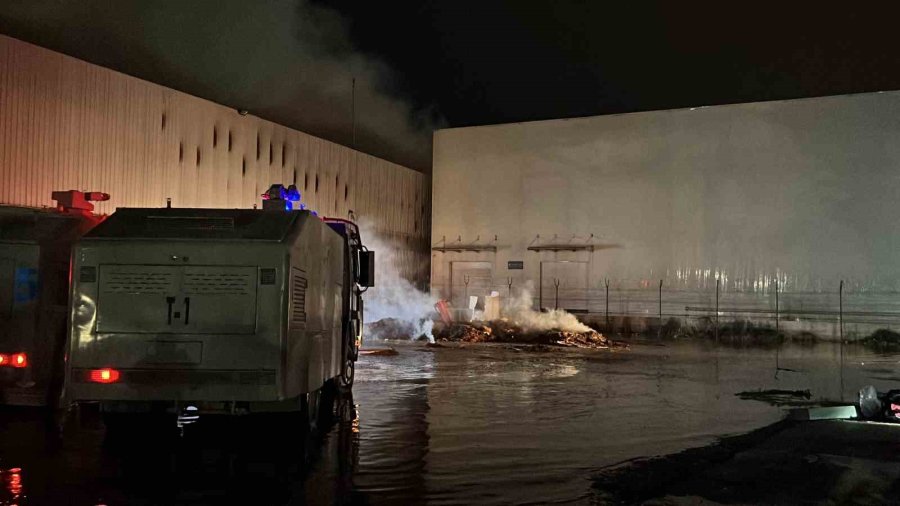 Mersin’de Antrepoda Çıkan Yangın Kontrol Altına Alındı