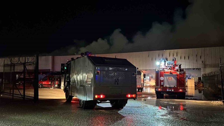 Mersin’de Antrepoda Çıkan Yangın Kontrol Altına Alındı