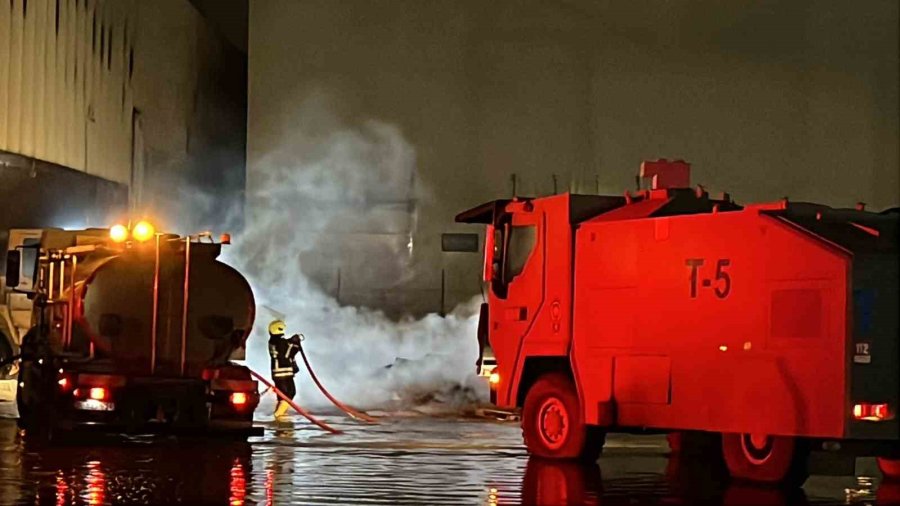 Mersin’de Antrepoda Çıkan Yangın Kontrol Altına Alındı