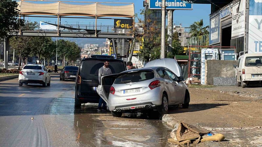 Mersin’de Selin İzleri Gün Ağarınca Ortaya Çıktı: Araçlar Sürüklendi, Yollar Çöktü