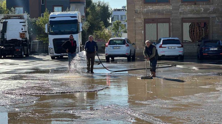 Mersin’de Selin İzleri Gün Ağarınca Ortaya Çıktı: Araçlar Sürüklendi, Yollar Çöktü