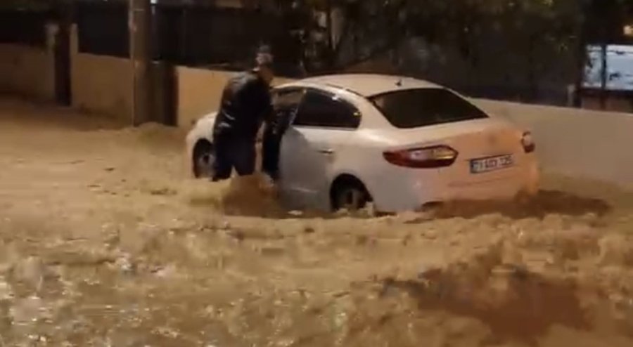 Mersin’de Selin İzleri Gün Ağarınca Ortaya Çıktı: Araçlar Sürüklendi, Yollar Çöktü