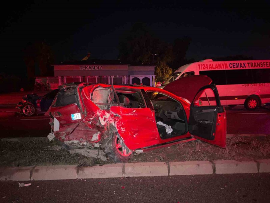 Antalya’da Alkollü Sürücü Ortalığı Savaş Alanına Çevirdi: 4 Yaralı