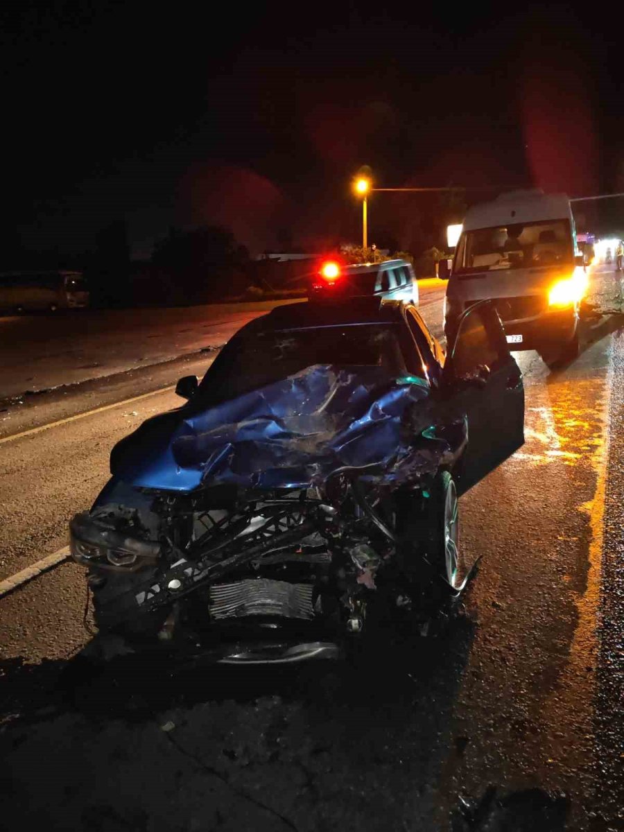 Antalya’da Alkollü Sürücü Ortalığı Savaş Alanına Çevirdi: 4 Yaralı