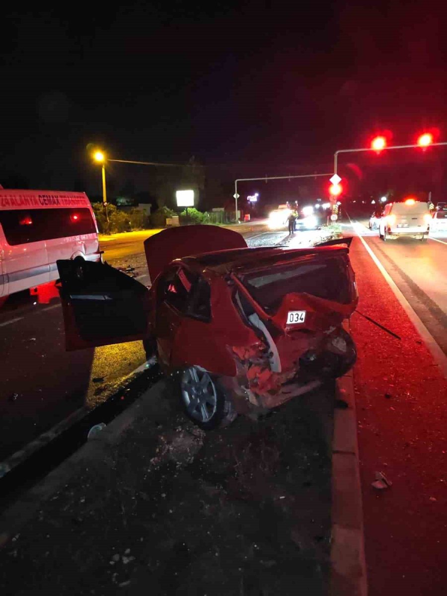 Antalya’da Alkollü Sürücü Ortalığı Savaş Alanına Çevirdi: 4 Yaralı